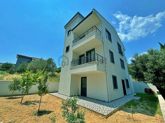 Uytundan Pelitköyde Denize 300 Metre Bahçeli 6+2 Müstakil Villa 1
