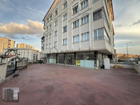 Öz Urhanlar Emlak'tan 589 M² Kiralık 2 Katlı Dükkan 1