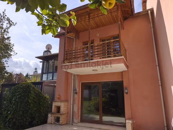Çayyolu Havadar Sitesi'nde 4 Katlı 6+1 Bahçeli Villa 2