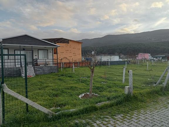 Asansör Emlaktan Tapulu Elektrigi Suyu Mevcut Arsa İcinde Ev ! 2
