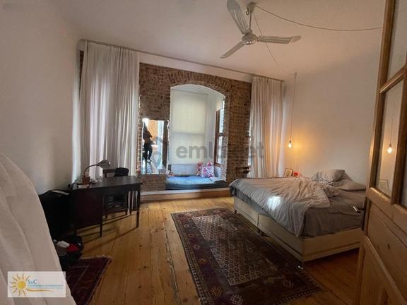 Beyoğlunda Haliç Manzaralı Eşyalı, Tarihi Karakterli Daire 1