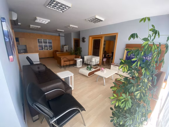Tuğba Yörür'den Güzelyalı Mahallesinde Eşyalı Kiralık Ofis 2