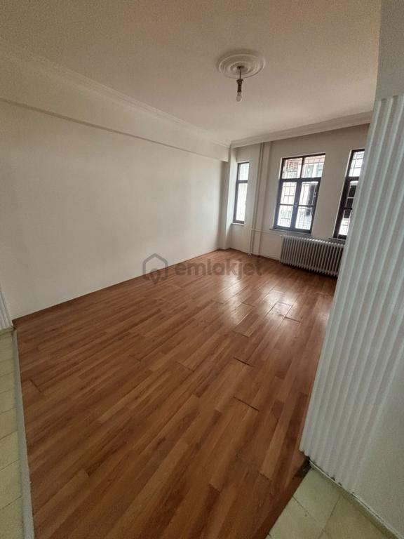 İpekçilik Caddesinde Çift Cepheli Kiralık Daire 1
