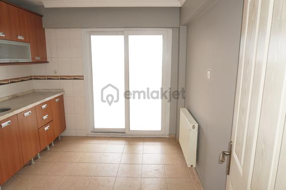Yakakentte Kiralık 3+1 Doğalgaz+çift Balkon+deniz Mnz.+asansörlü 2