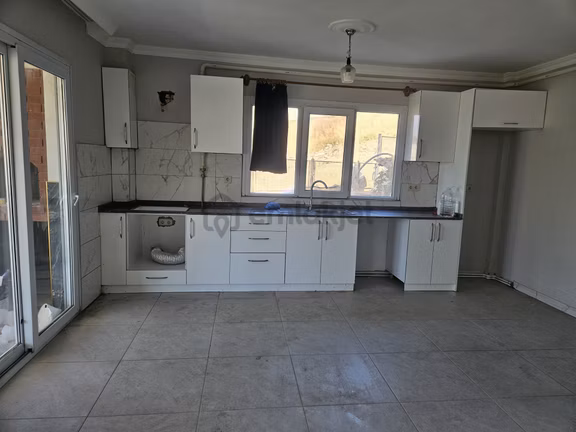 Kuşadası Ege Mahallesi’nde 150 M² Net, Doğalgazlı Kiralık 3+1 Bahçe Katı Daire 1