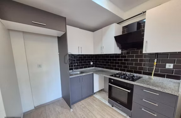 Mithatpaşa Yeni Yapı Yüksek Girişli 2+1 2