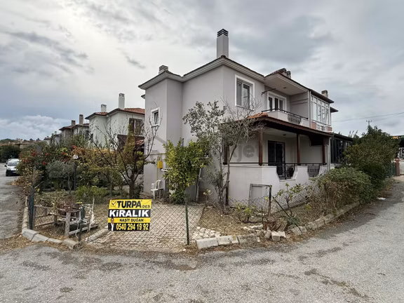 Urla Merkezde Site İçerisinde Müstakil Köşe Kiralık Villa !!! 2