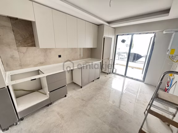 Lider Emlak'tan Güneşevlerde Ara Kat Sıfır 3+1 Kiralık Daire 1