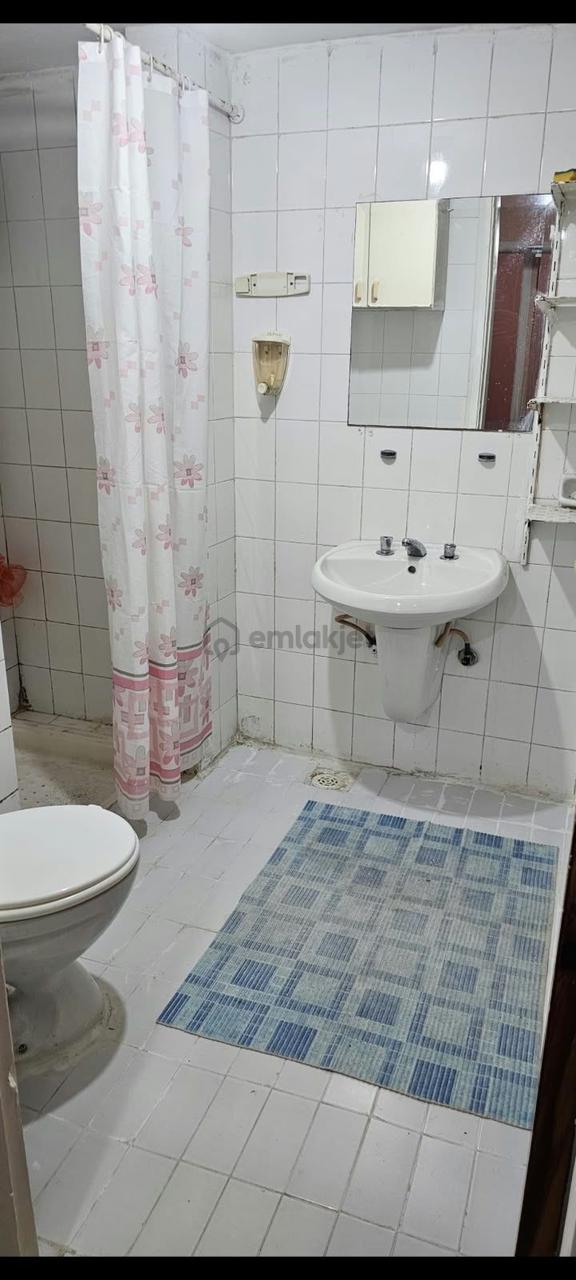 Detaylı Fotoğraflar Gün İcerisnde Yüklenecektir . 2+1 Denize Sıfır Eski Kısmi Eşyaları Vardır