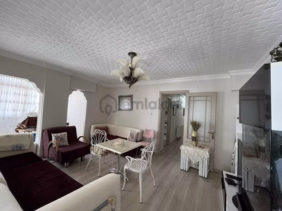 Bornova'nın Kalbinde, Merkezde Bakımlı ,temiz , Eşyalı Genış 2+1 1