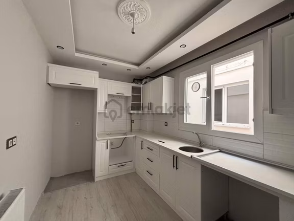Cengiz Topel Mahallesinde 90m2 Kapalı Mutfak 2+1 Kiralık Daire 1