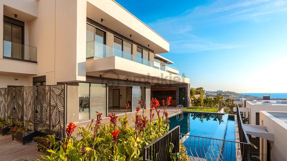 Alanya Kargıcak'ta Deniz Manzaralı Satılık 3+1 Lüks Villa 1