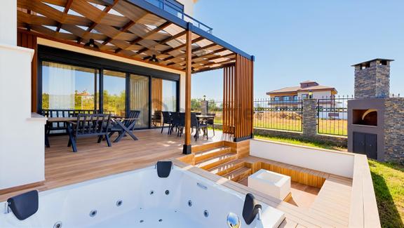 Döşemealtı'nda Özel Bahçeli, Jakuzili, Ayrıcalıklı 4+1 Villa 2