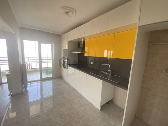 Narlıdere‘de Doğalgazlı Deniz Manzaralı Önünden Otobüs Dolmuş Geçer Bakımlı Kiralık Daire 2
