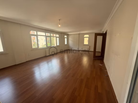 Tarabya'da , Boş 3+1 Kat İrtifaktlı Arakat Satılık Daire 2