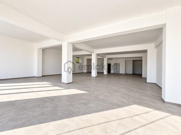Ayşe Şengün'den Geniş Vitrinli, Asansörlü Kiralık Komple Bina 2