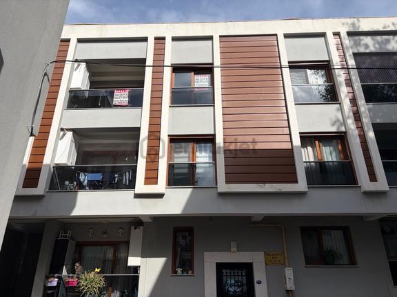 Balçova Eğitim Mahallesi'nde Geniş 3+1 Kiralık Daire 1