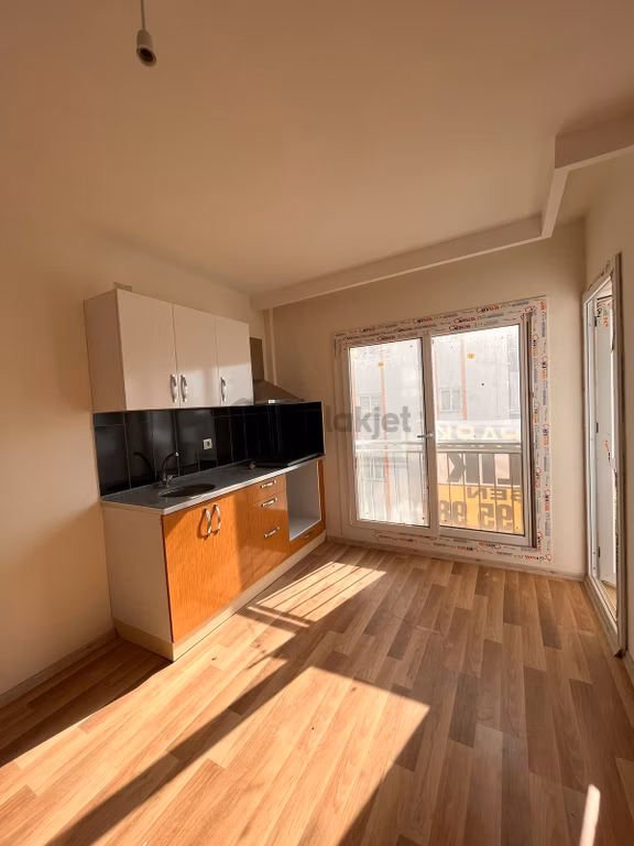 Çarkıpare'de 1+1 Stadyum Arkası Merkezi Konum Balkonlu Kiralık 1