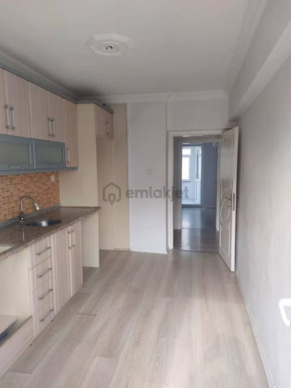 Yıldız Gayrimenkul'den Çarşı Merkezde Kiracılı Satılık Daire 1