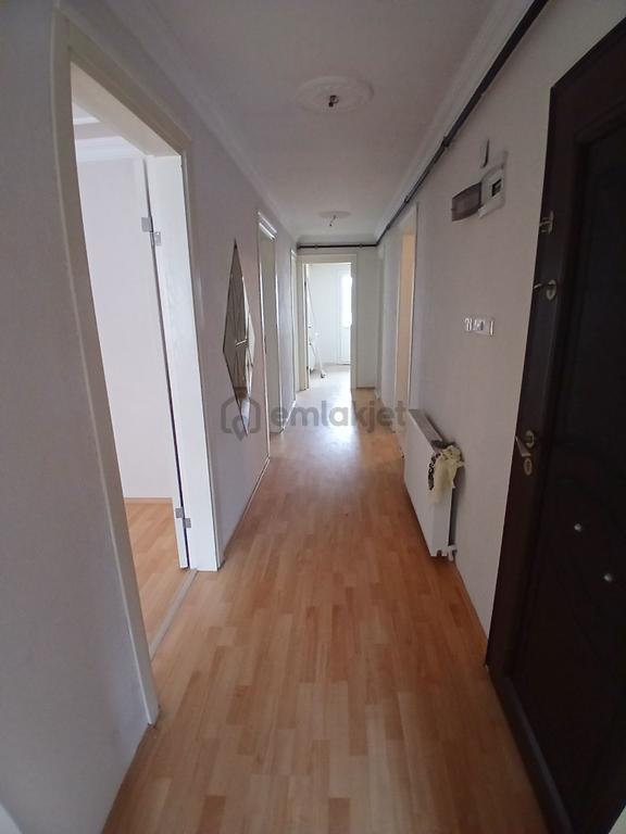 Karabağlar Selvili'de Kiralık Geniş Balkonlu 2+1 Daire 2