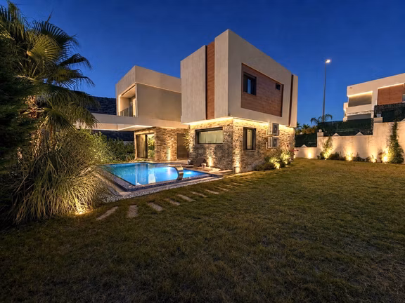 Kuşadası İstek Okulları Bölgesinde Özel Havuzlu Geniş Villa 1