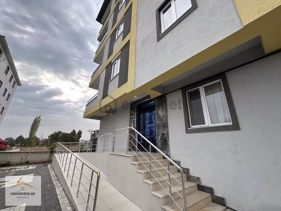 Hakan Emlaktan Mehmetçik Lisesi Civarı 3+1 Daire 1