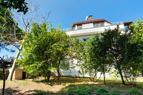 Beylerbeyi 'nde Bahçeli Boğaz Manzaralı Kiralık Ticari Villa 1