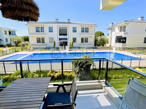 Güçlü Kardeşler Havuzlu Site İçerisinde Denize 150m 2+1 Daire 1