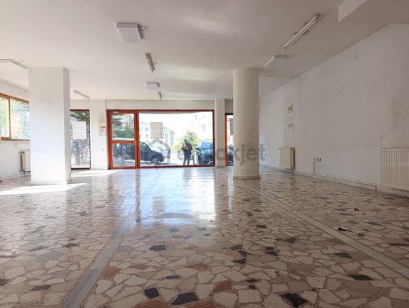 Kabil Caddesi'nde Geniş Bahçeli, 198m² Kiralık Mağaza 1