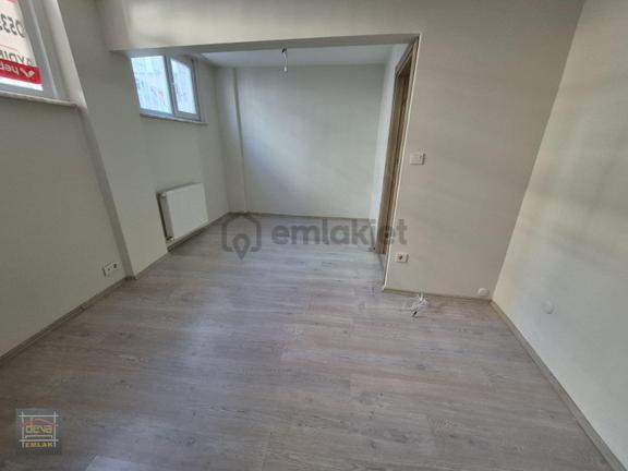 Deva'dan Belediye Ve Nevçarşıya 2 Dk.içi Bakımlı 1+1 Kombili 1