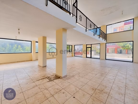 Meydanda 630 M² Bahçe Kullanımlı Kurumlara Kiralık İşyeri 2
