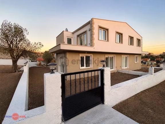 Çandarlıda Denize Yakın, 150 M² Bahçeli Yatay Mimari 4+1 Villa 1