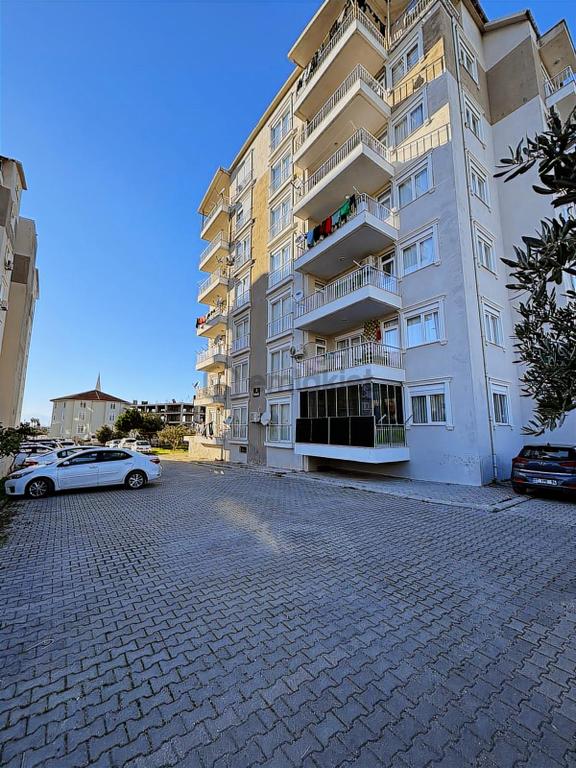 Usta Gayrimenkul'den Satılık 3+1 Cam Balkonlu Temiz Daire 1