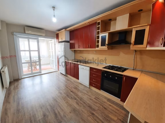 Aksoy'da Denıze Yakın Asansörlü 3+1 Kıralık Daıre 1