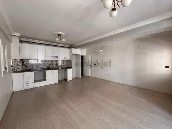 Biga İstiklal Caddesi’nde Ara Kat Kiralık Daire 2+1 Fırsatı! 2