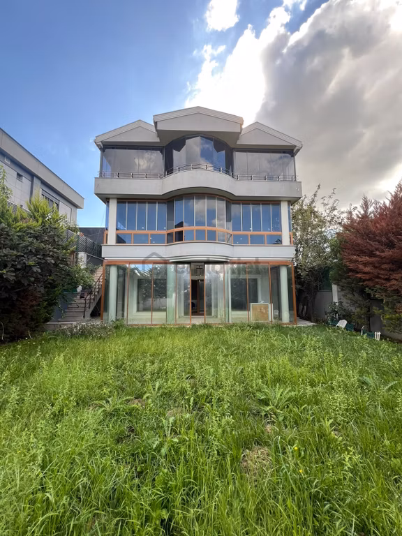 Gürpınar'da Satılık Deniz Manzaralı 6+2 Bahçeli Lüks Villa 1