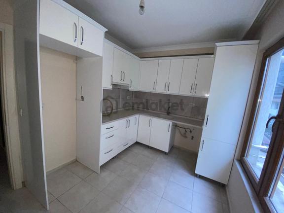 Beyaz Gayrimenkulden Hem Ofis Hem Oturmak İçin 2+1 2