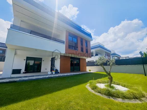 Kabaoğlunda Site İçinde 330m2 Bahçeli 360m2 Sıfır Tripleks Villa 1