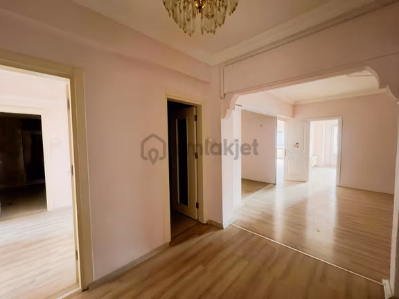 Cumhuriyet Caddesi Meydan Avm Yanı Kiralık 4+1 Daire Asansörlü 1