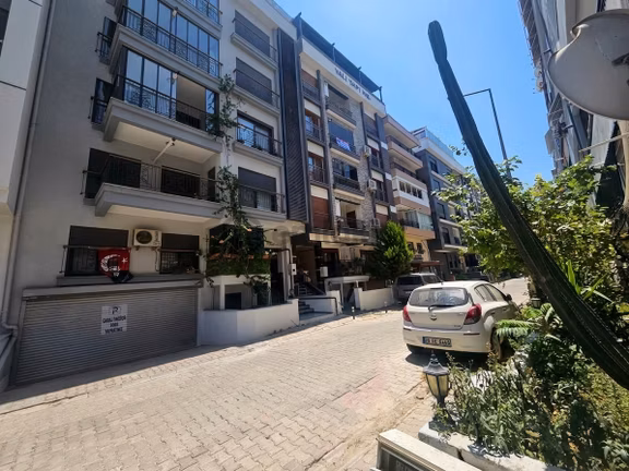 Karşıyaka Yalı Mahallesi 3+1den 2+1e Çevrilmiş Satılık Daire 1
