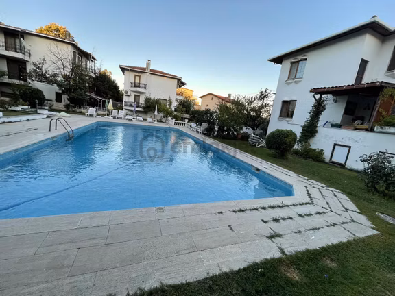 Bayramoğlu Kiralık Site İçi Havuzlu Eşyalı Vila 5+1 2