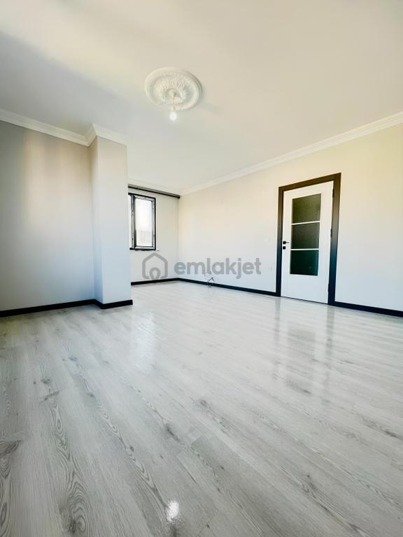 Antalya Caddesi'nde Cadde Cepheli! Oturuma Hazır Ebeveynli 2+1 1