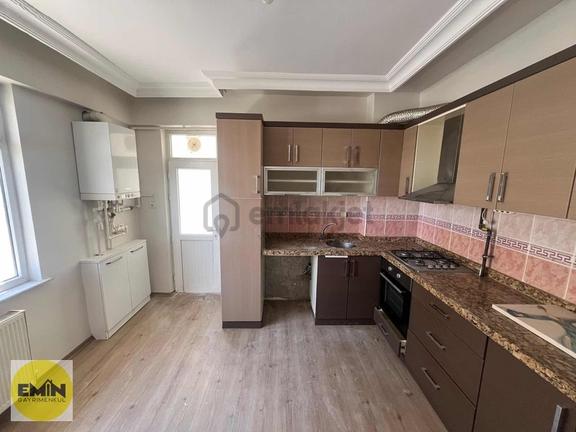 Emin Gyo'dan Yazırın Merkezinde Cadde Üzeri Geniş 3+1 Daire 1