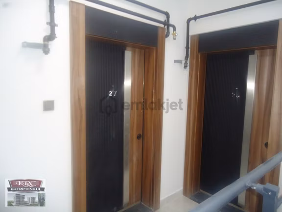 Krc'den Merkezi Konumda Katta Eşyalı Kiralık 1+1 Daire 2