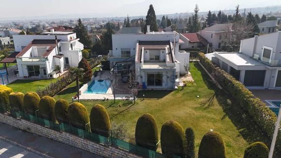 Yürüyüş Yolunda 1452m2 Arsaya Sahip Asansörlü Ve Havuzlu Villa 2