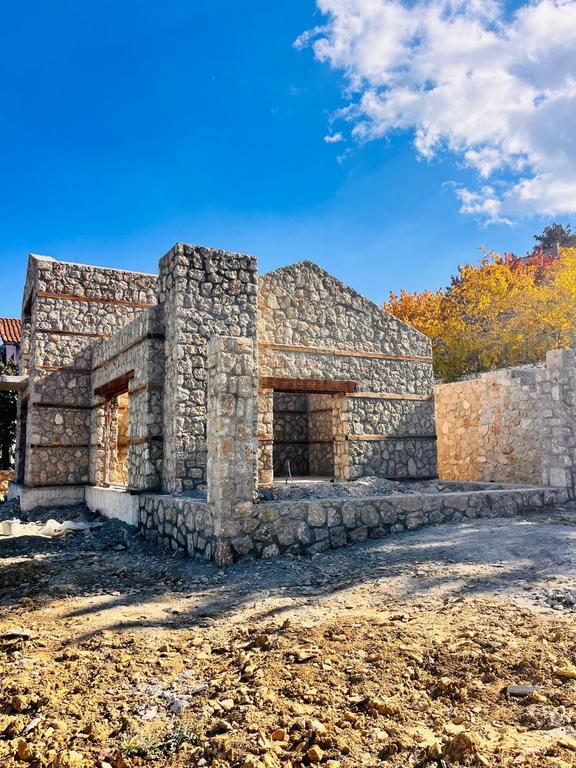 Antalya Geyikbayırında 529 M² Arsada %85 Tamamlanmış Taş Villa 2