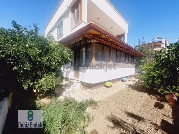 Denizden Gürede Denize 300 M Geniş Bahçeli Köşe Satılık 3+1 Villa. 1