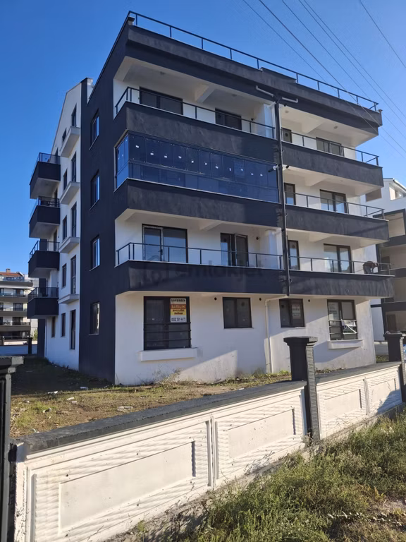 Lapsei Çardak'ta Ayrı Mutfak Satılık Sıfır 1+1 Daire 1