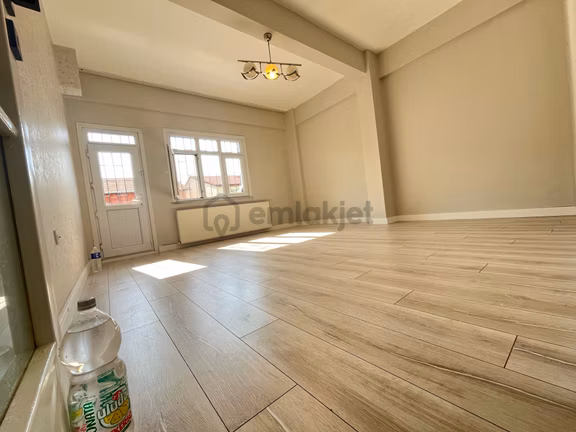 Turgut Reis Mah. Müstakil Binada Bahçeli Balkonlu Çift Wc'li Kiralık Daire 2
