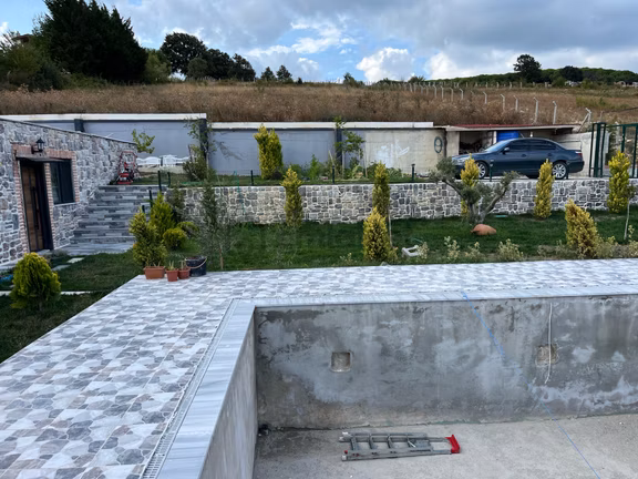 Binkılıç'ta Satılık Tek Tapu 5.000 M2 İçerisinde Taş Ev Havuz Yapılı 2